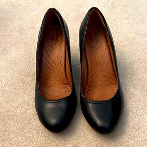 Great condition Clark’s almond toe wedges. Genuine Leather. Size 8.